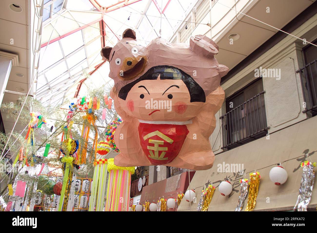 4 2023 août, Tokyo, Japon : Festival Asagaya Tanabata au Pearl Center Shopping Street. Le festival a été mis en place en 1954 par des commerçants cherchant à augmenter leur clientèle. Le festival est célèbre pour ses récréations en papier de personnages de dessins animés ainsi que pour les jeux traditionnels japonais et une grande diversité d'aliments. Crédit : Michael Steinebach/AFLO/Alamy Live News Banque D'Images