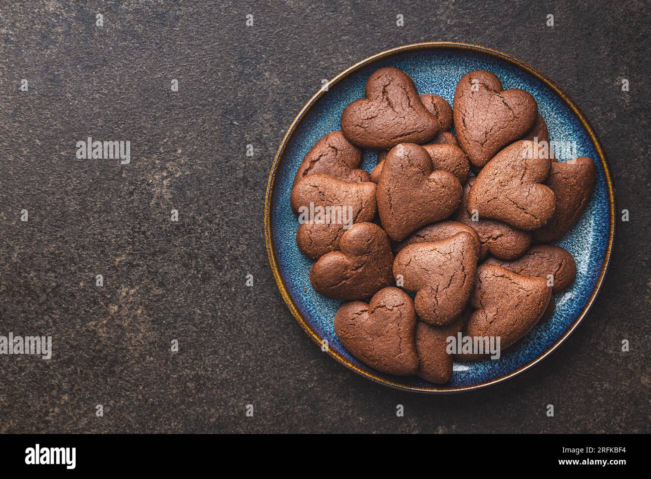 Biscuits en forme de coeur sur l'assiette. Vue de dessus. Banque D'Images