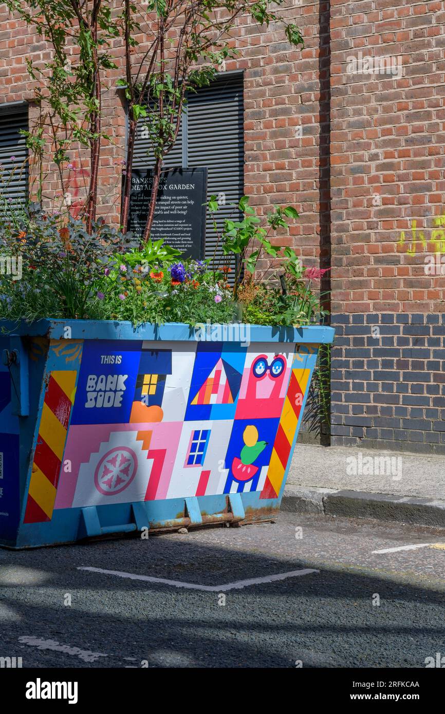 Réutilisant un vieux skip, Bankside's Metal Box Garden. Une série de programmes de plantation inhabituels à Bankside. Créer des rues plus tranquilles à Londres. Banque D'Images