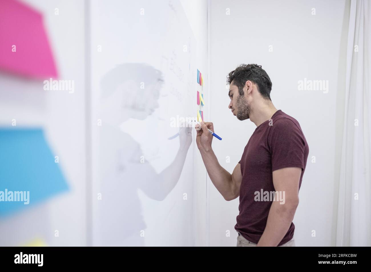 Homme donnant une présentation sur un tableau blanc Banque D'Images