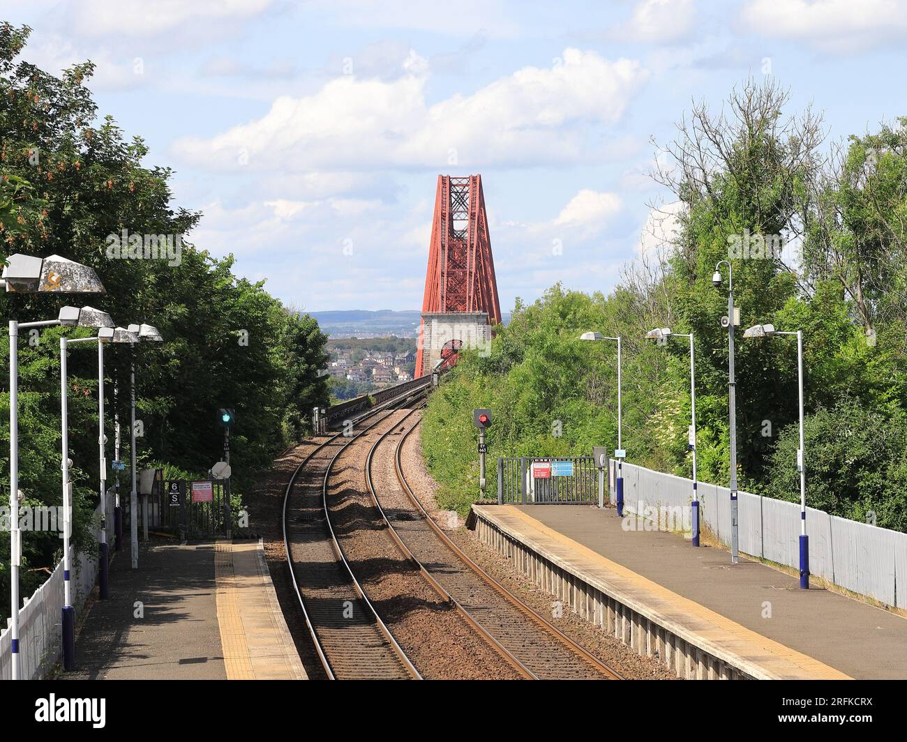 La vue depuis la gare de Dalmeny en Écosse en regardant vers le pont Forth. Le pont traverse le Firth of Forth. Banque D'Images