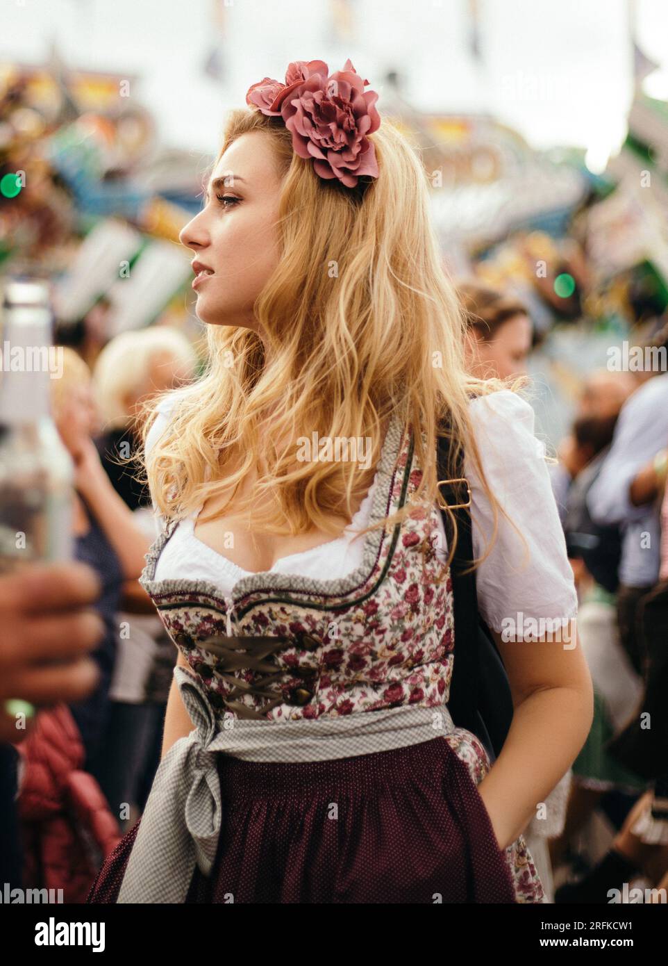 Jeune femme blonde belle en robe Oktoberfest Photo Stock Alamy
