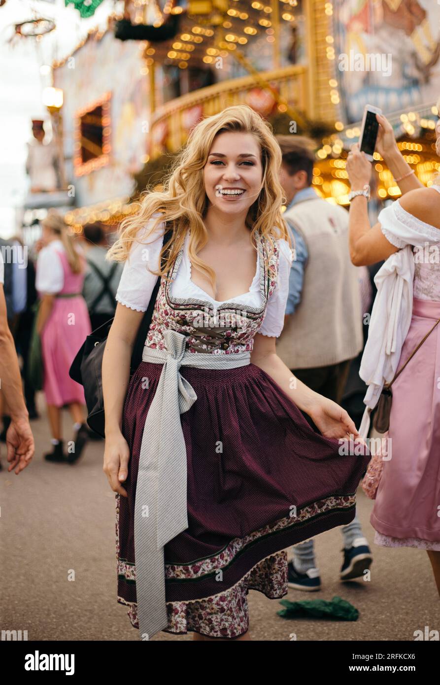 Jeune femme heureuse portant la robe bavaroise dirndl Banque D'Images