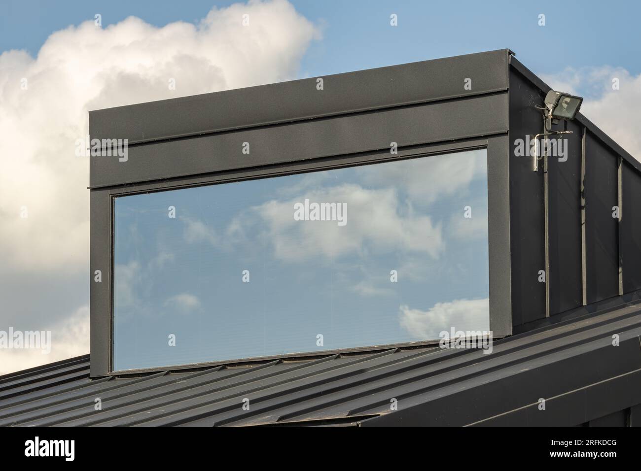 Dormer fenêtre dans une maison familiale avec une large fenêtre panoramique Banque D'Images