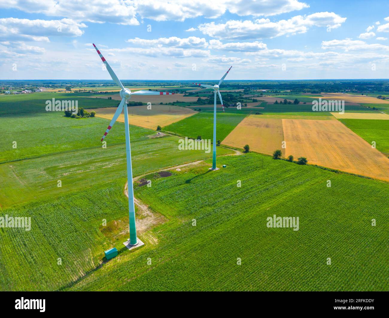 Vue aérienne d'un puissant parc éolien pour la production d'énergie Banque D'Images Vue aérienne d'un puissant parc éolien pour la production d'énergie Banque D'Images