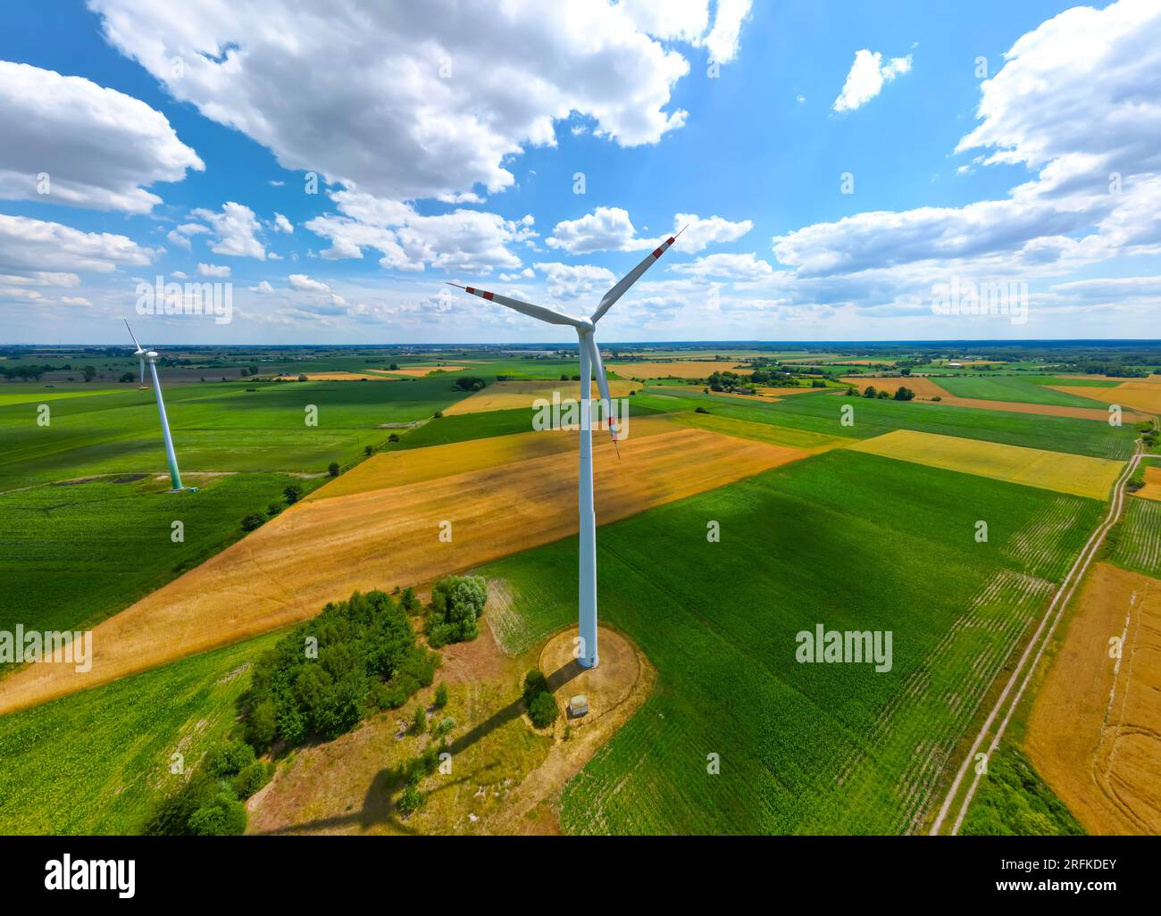 Vue aérienne d'un puissant parc éolien pour la production d'énergie Banque D'Images