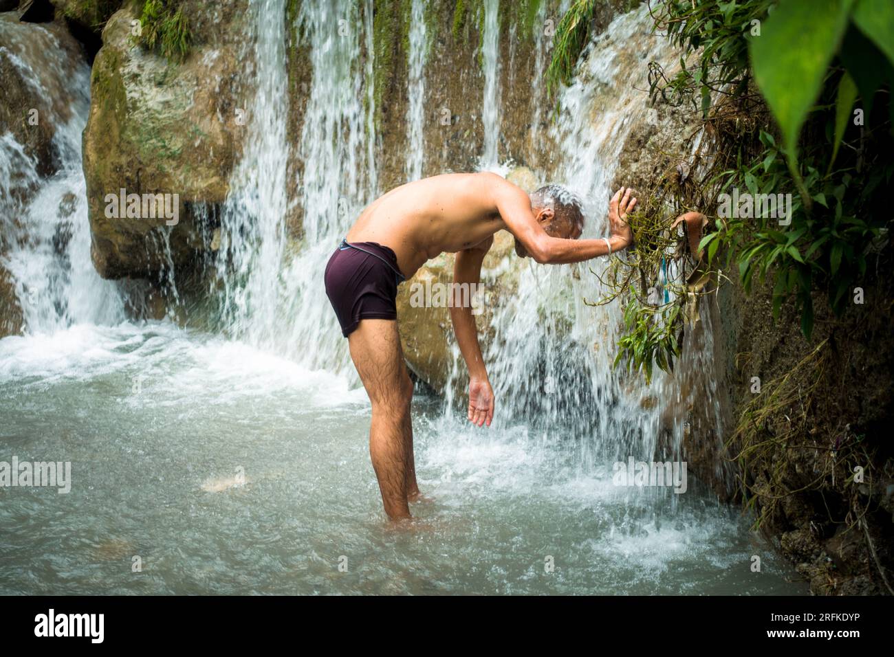 Oct.14th 2022 Uttarakhand, India.Outdoor passionné trouve rafraîchissement dans une oasis d'eau de source au milieu de la chaleur brûlante. L'étreinte de la nature dans un wa époustouflant Banque D'Images