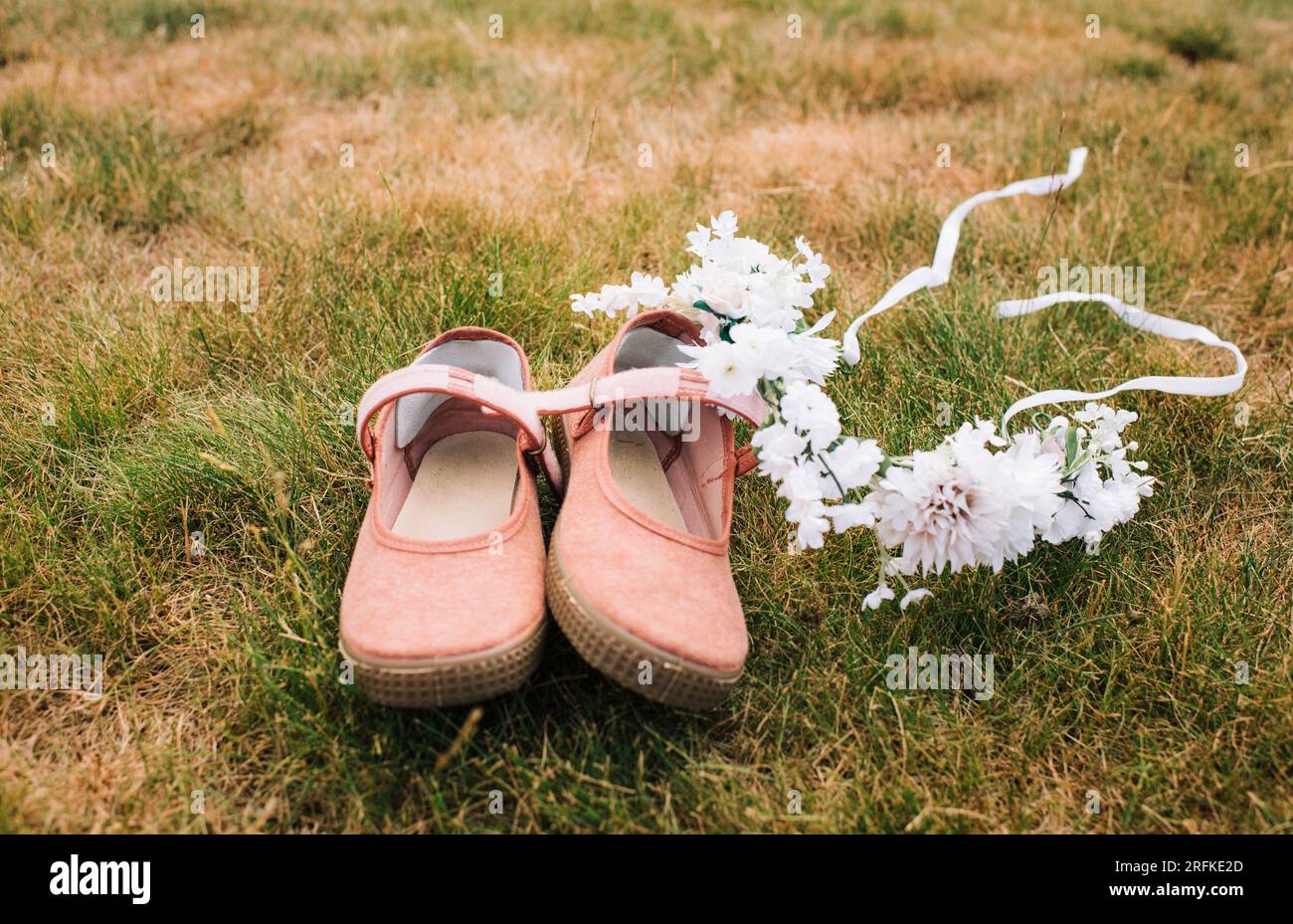 chaussures de petites filles avec un bandeau de fleur à une fête de midsommar Banque D'Images