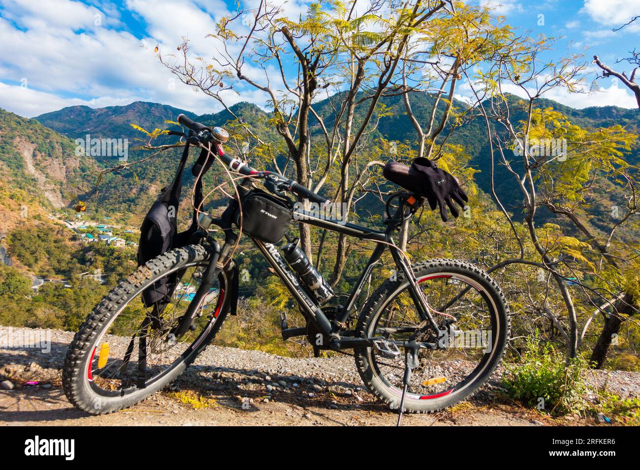 Oct.14th 2022 Uttarakhand, India.VTT avec bagages au milieu d'un environnement naturel pittoresque, ciel bleu et paysages de montagne à Dehradun C. Banque D'Images