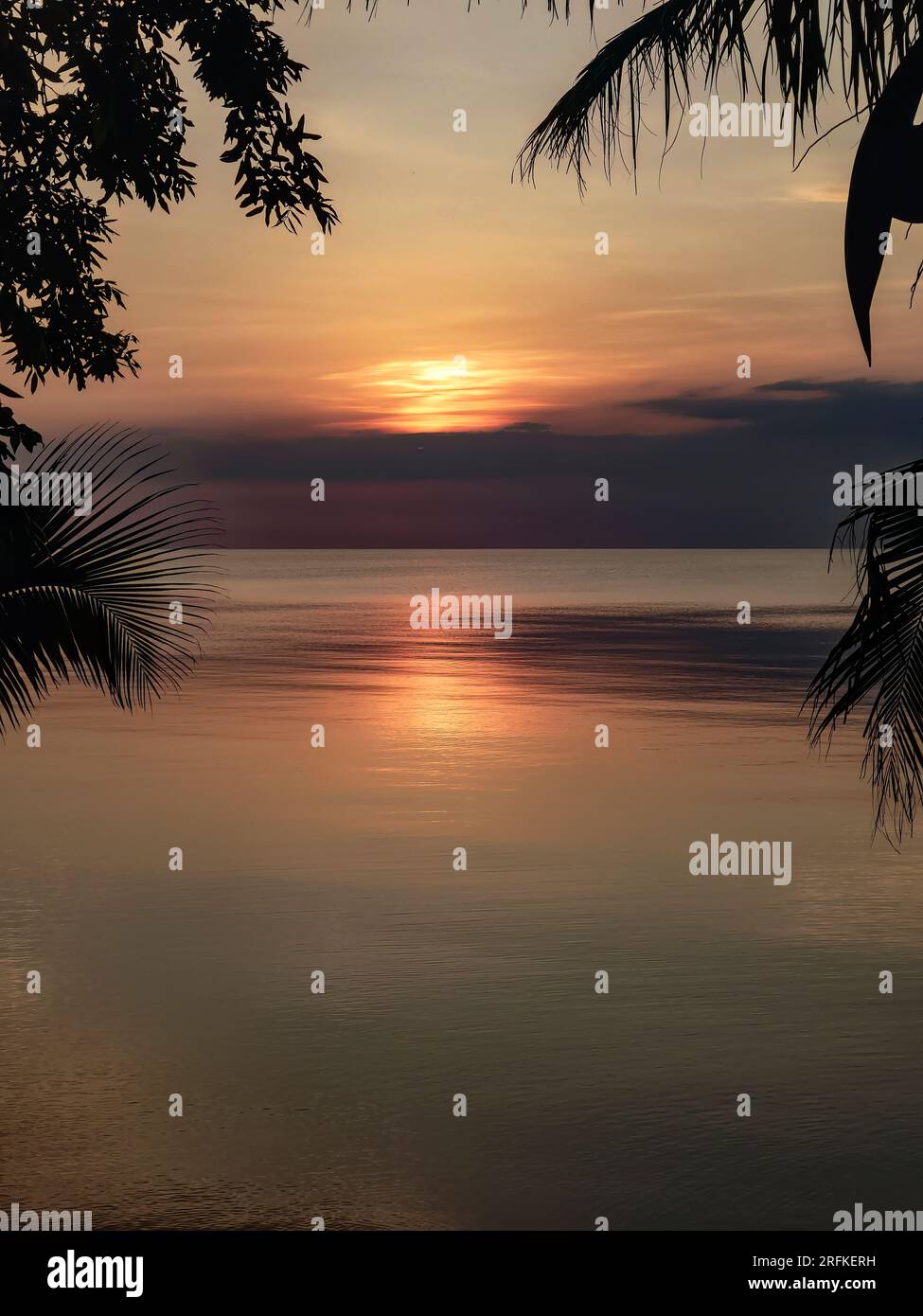 Lever de soleil coloré sur la mer des Caraïbes avec des silhouettes de palmiers Banque D'Images