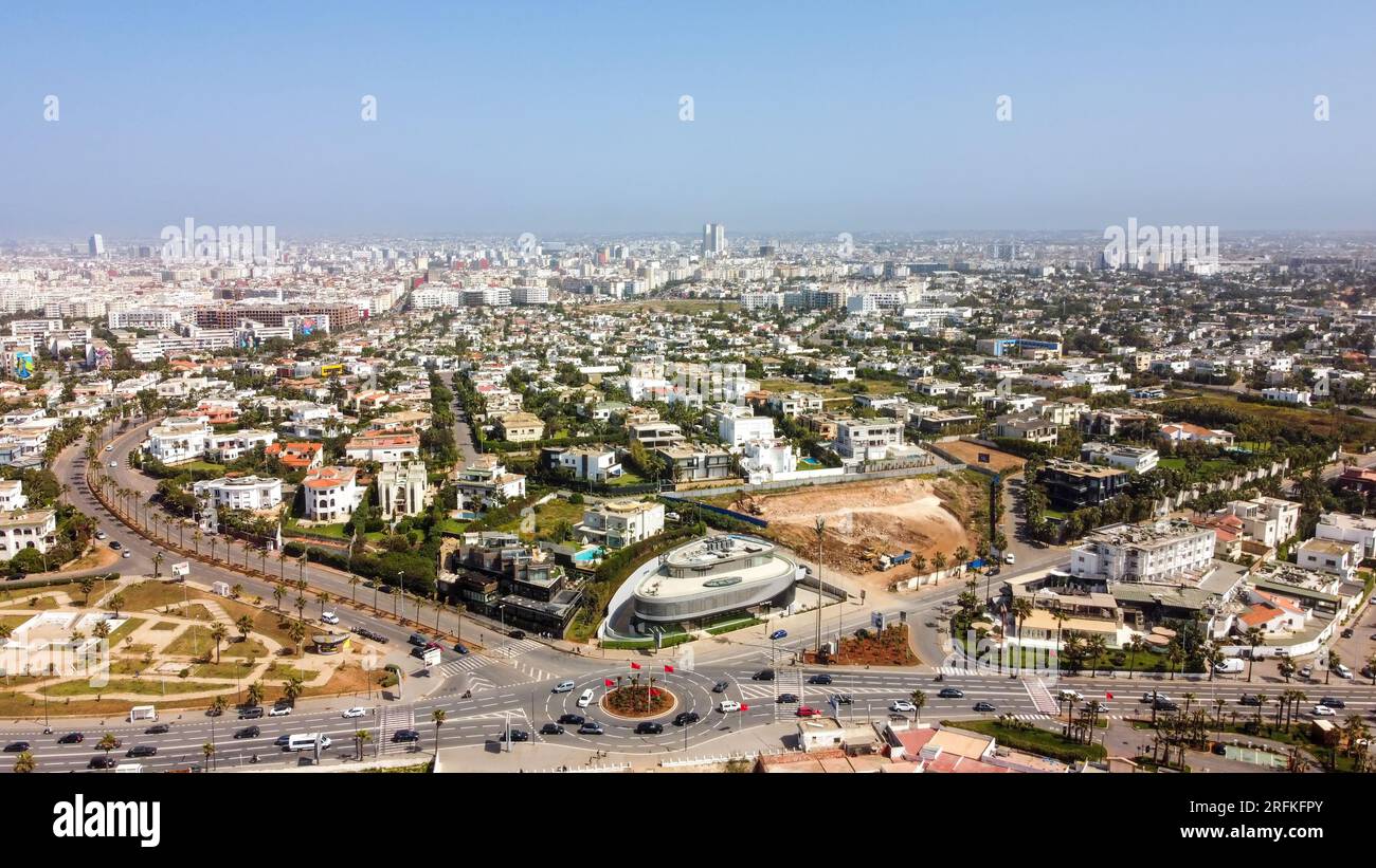 Vue aérienne drone de Casablanca, Maroc. Plusieurs bâtiments résidentiels et routes avec des voitures en mouvement Banque D'Images