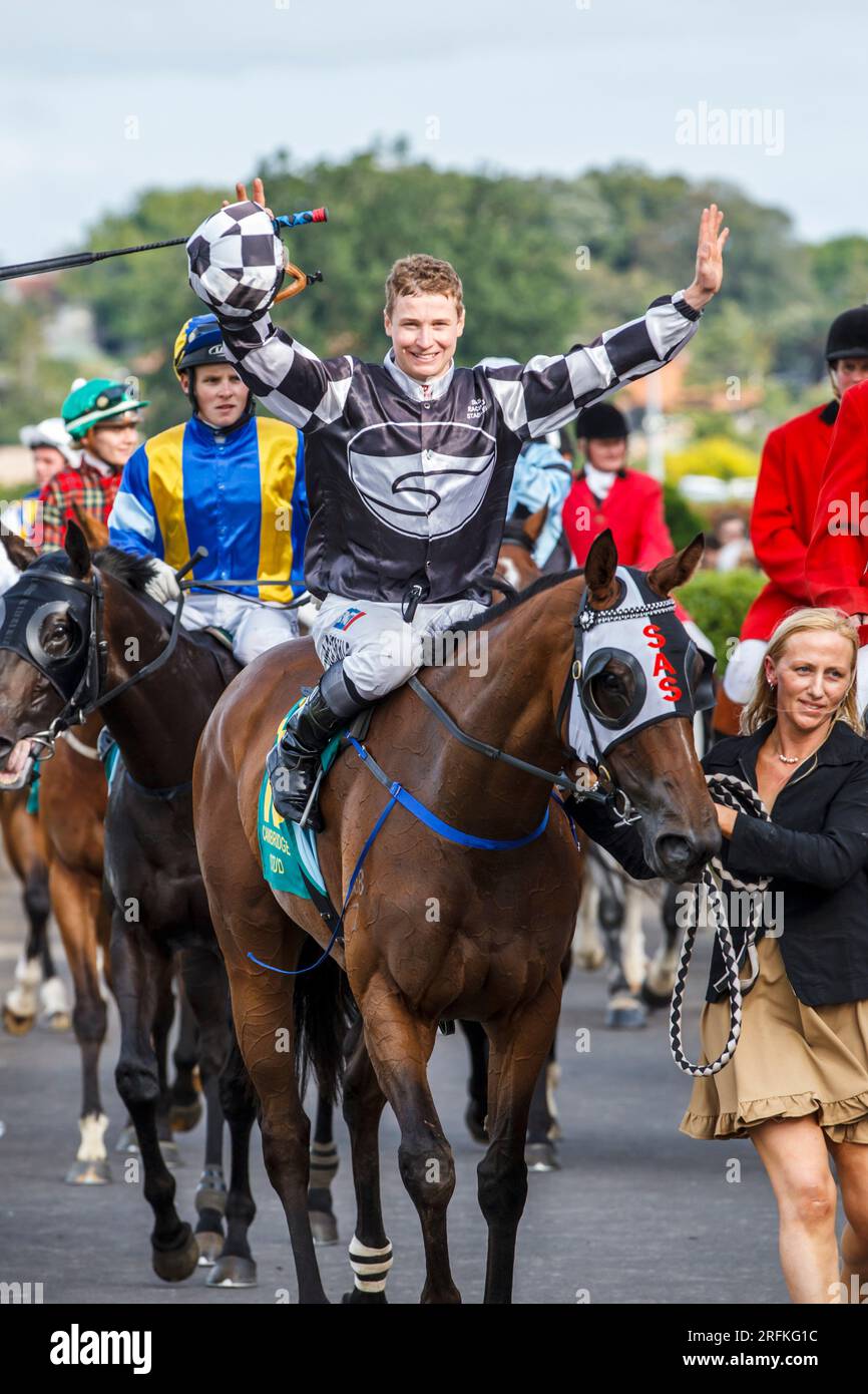 Le jockey James McDonald sur Shez Sinsational célèbre sa victoire au Zabeel Classic, Group 1 Race, Christmas Carnival, Ellerslie, Auckland, New Zealan Banque D'Images