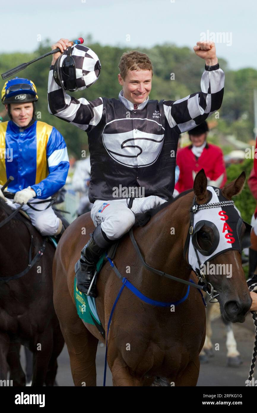 Le jockey James McDonald sur Shez Sinsational célèbre sa victoire au Zabeel Classic, Group 1 Race, Christmas Carnival, Ellerslie, Auckland, New Zealan Banque D'Images