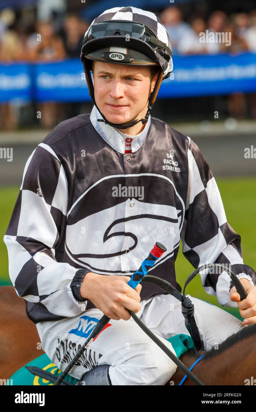 James McDonald, jockey de courses hippiques sur un cheval Banque D'Images