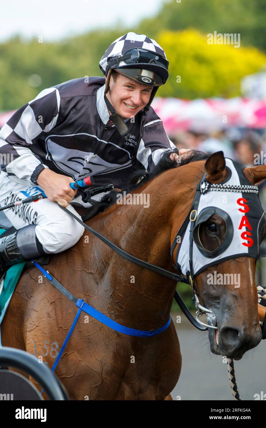 Le jockey James McDonald sur Shez Sinsational célèbre sa victoire à la Zabeel Classic, Group 1 Race, Christmas Carnival, Ellerslie Auckland, Nouvelle-Zélande Banque D'Images