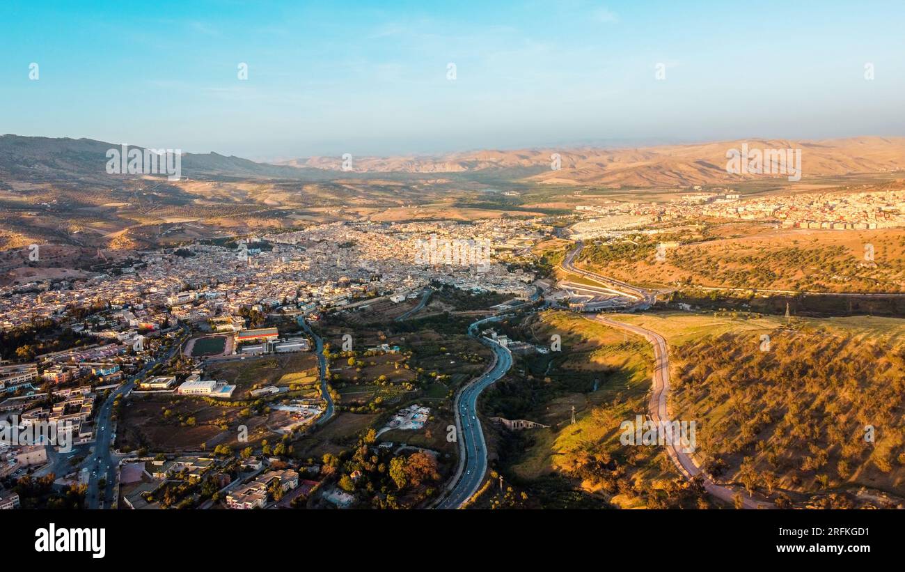 Vue aérienne drone de Fès au coucher du soleil, Maroc. Plusieurs bâtiments résidentiels faits dans le style national, collines rocheuses autour Banque D'Images