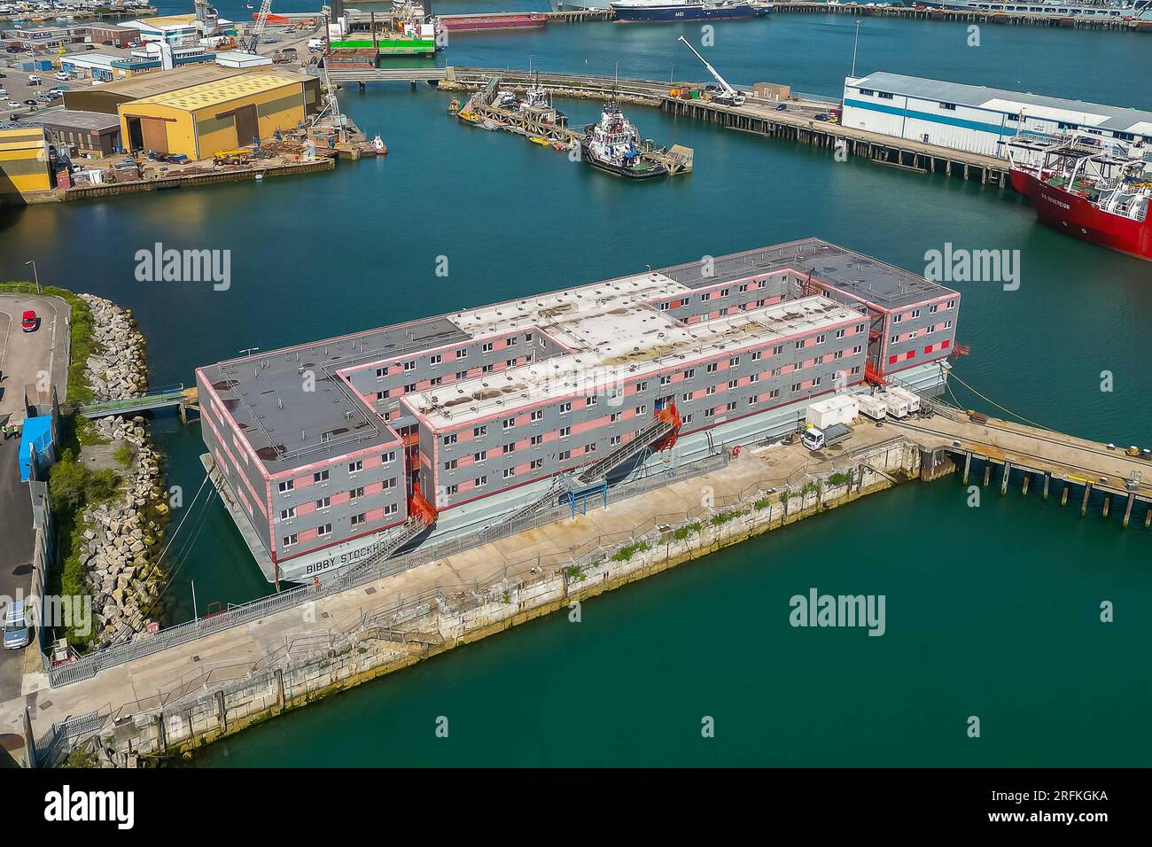 Portland, Dorset, Royaume-Uni. 4 août 2023. Vue générale depuis les airs de la barge Bibby Stockholm pour demandeurs d'asile au port de Portland près de Weymouth dans le Dorset. L'arrivée des premiers demandeurs d'asile a été retardée en raison de préoccupations concernant la sécurité incendie et la formation du personnel. Il abritera à terme jusqu’à 500 migrants pour les 18 prochains mois. Crédit photo : Graham Hunt/Alamy Live News Banque D'Images