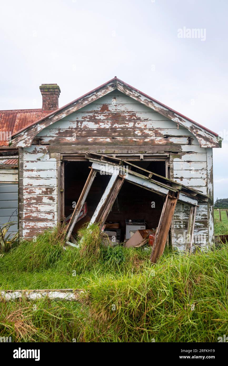 Maison abandonnée, Taranaki, Île du Nord, Nouvelle-Zélande Banque D'Images