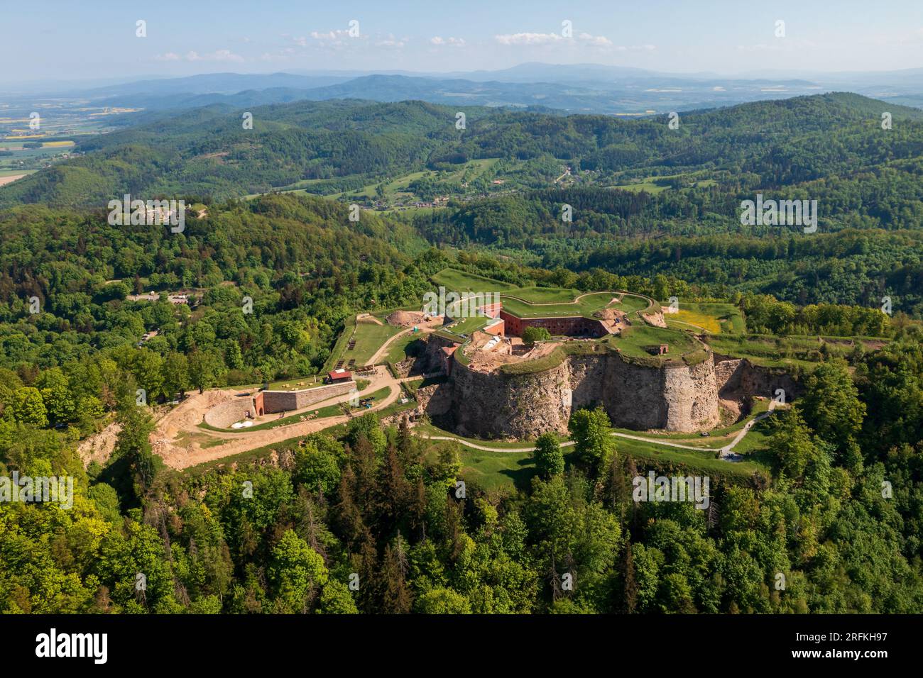 Srebrna Gora, Basse-Silésie, Pologne : vue aérienne du fort Srebrna Góra (en allemand : Festung Silberberg) un ancien fort militaire. Banque D'Images