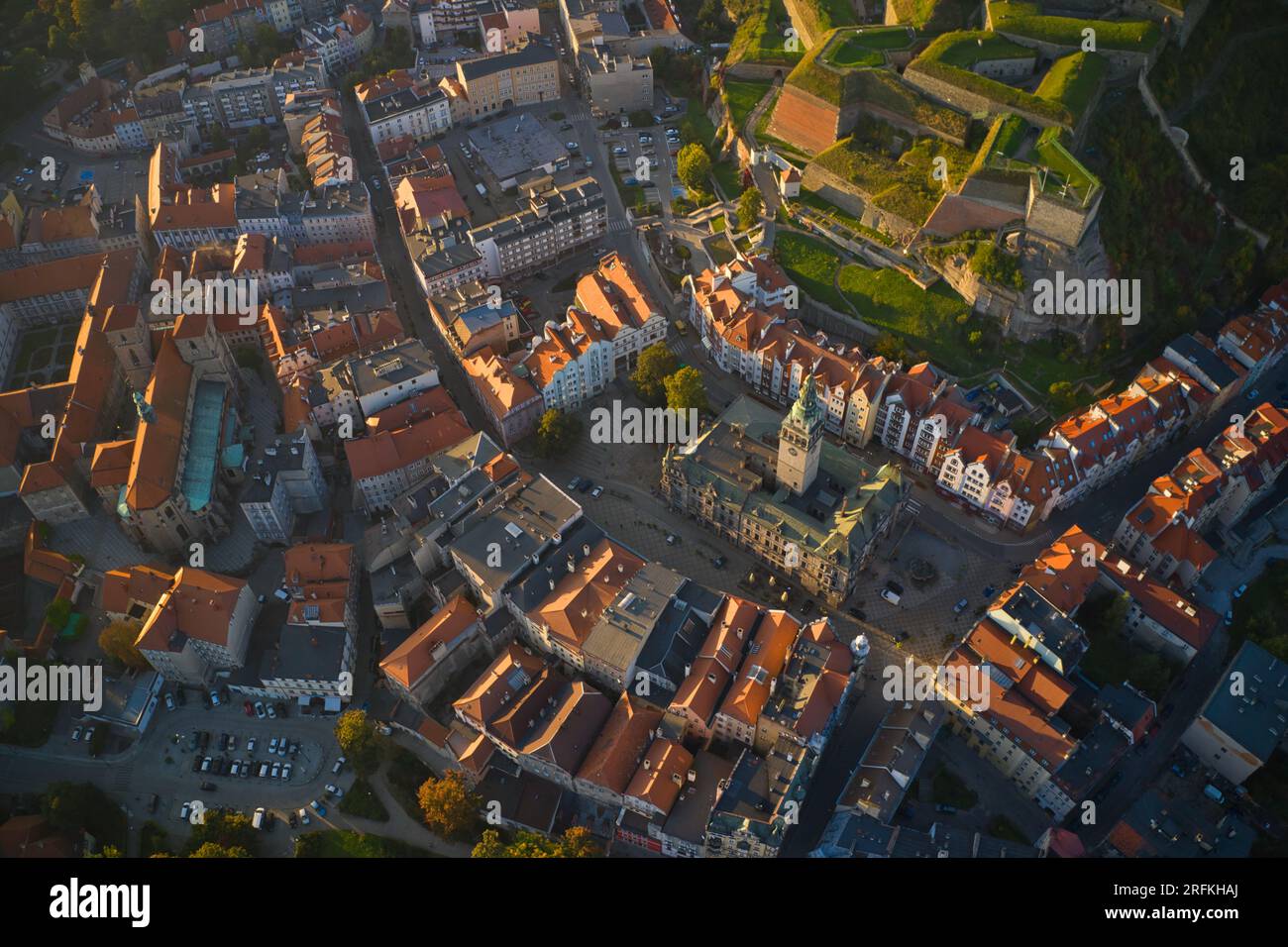 Klodzko, Pologne : vue aérienne de la ville historique de Klodzko dans le sud-ouest de la Pologne, dans la région de Basse-Silésie Banque D'Images Klodzko, Pologne : vue aérienne de la ville historique de Klodzko dans le sud-ouest de la Pologne, dans la région de Basse-Silésie Banque D'Images