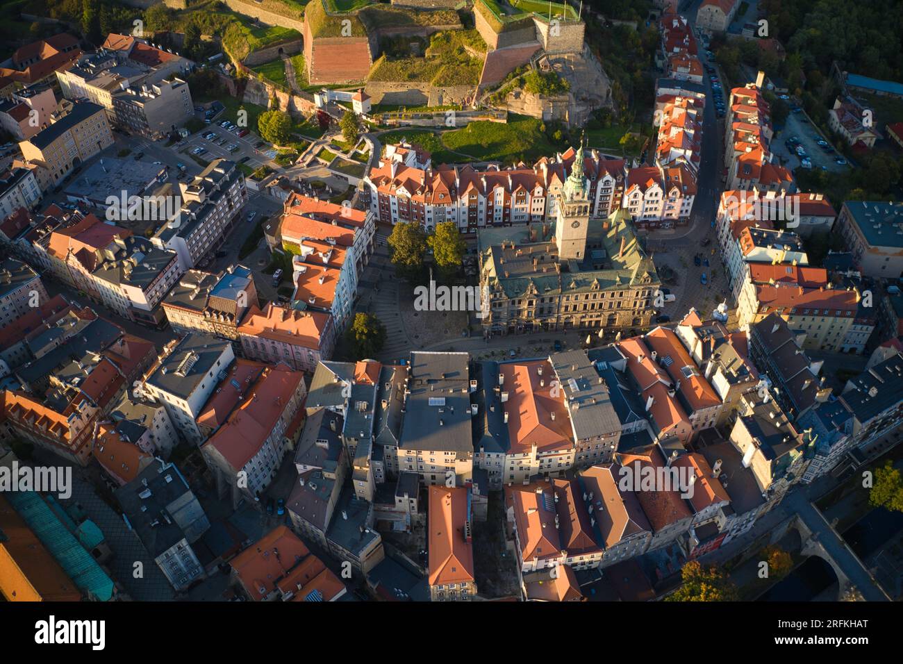 Klodzko, Pologne : vue aérienne de la ville historique de Klodzko dans le sud-ouest de la Pologne, dans la région de Basse-Silésie Banque D'Images Klodzko, Pologne : vue aérienne de la ville historique de Klodzko dans le sud-ouest de la Pologne, dans la région de Basse-Silésie Banque D'Images