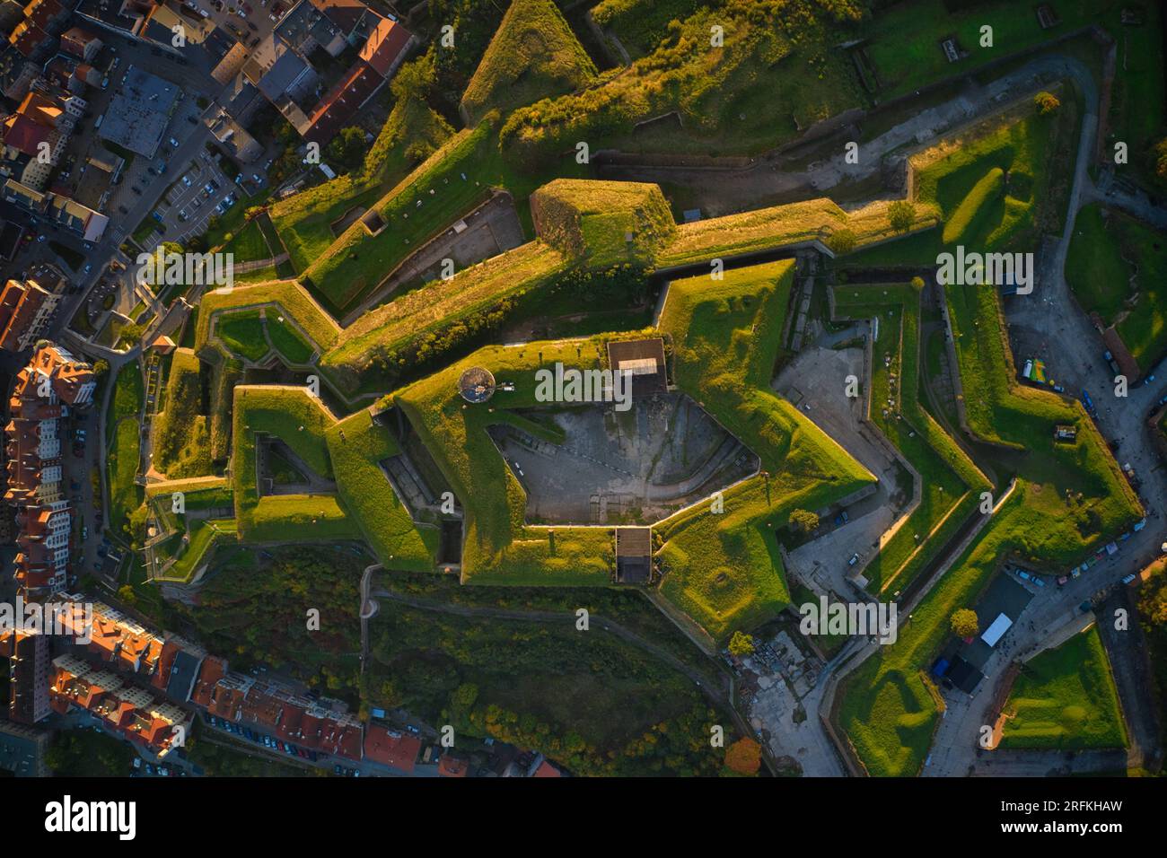 Klodzko, Pologne : vue aérienne de la forteresse de Klodzko (en allemand : Festung Glatz) complexe fortifié unique dans la voïvodie de Basse-Silésie en Pologne Banque D'Images Klodzko, Pologne : vue aérienne de la forteresse de Klodzko (en allemand : Festung Glatz) complexe fortifié unique dans la voïvodie de Basse-Silésie en Pologne Banque D'Images