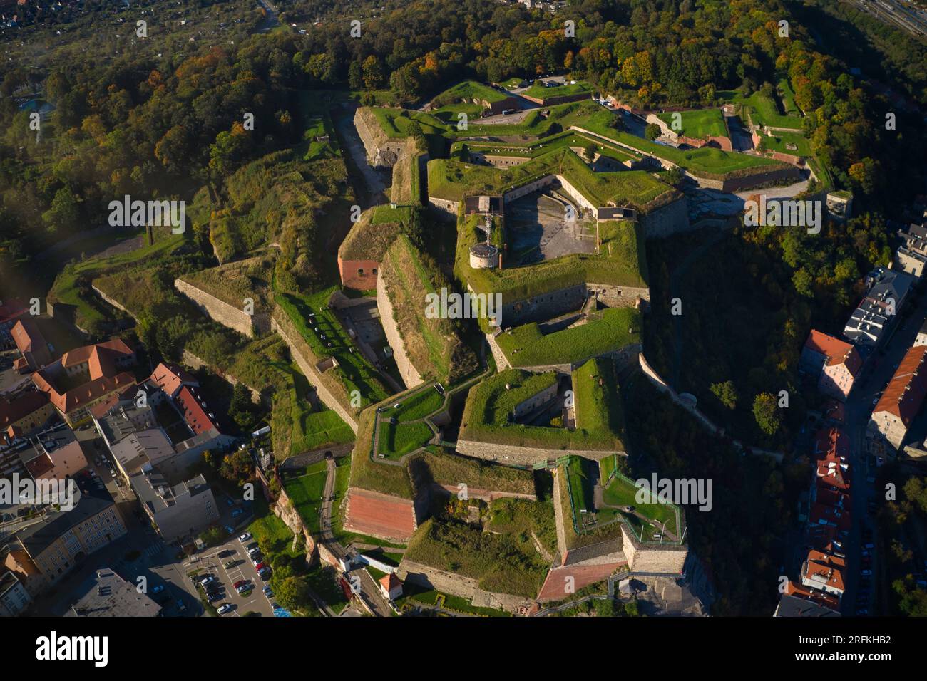 Klodzko, Pologne : vue aérienne de la forteresse de Klodzko (en allemand : Festung Glatz) complexe fortifié unique dans la voïvodie de Basse-Silésie en Pologne Banque D'Images Klodzko, Pologne : vue aérienne de la forteresse de Klodzko (en allemand : Festung Glatz) complexe fortifié unique dans la voïvodie de Basse-Silésie en Pologne Banque D'Images