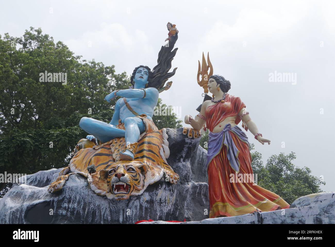Statue géante du Seigneur Shiva et Parvati à Triveni Ghat, Rishikesh, avec le Seigneur Shiva assis sur le dos d'un tigre et de la Déesse Ganga. Banque D'Images