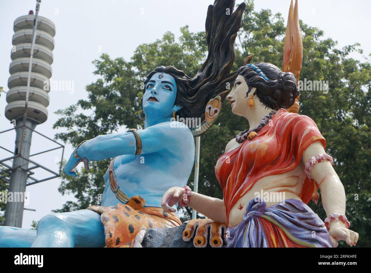 Statue géante du Seigneur Shiva et Parvati à Triveni Ghat, Rishikesh, avec le Seigneur Shiva assis sur le dos d'un tigre et de la Déesse Ganga. Banque D'Images