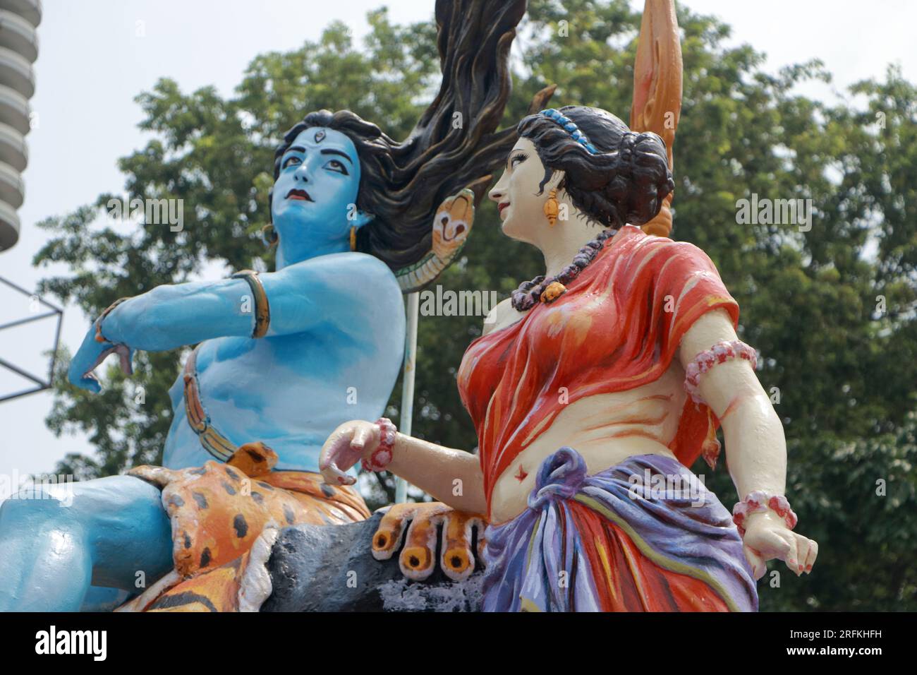 Statue géante du Seigneur Shiva et Parvati à Triveni Ghat, Rishikesh, avec le Seigneur Shiva assis sur le dos d'un tigre et de la Déesse Ganga. Banque D'Images