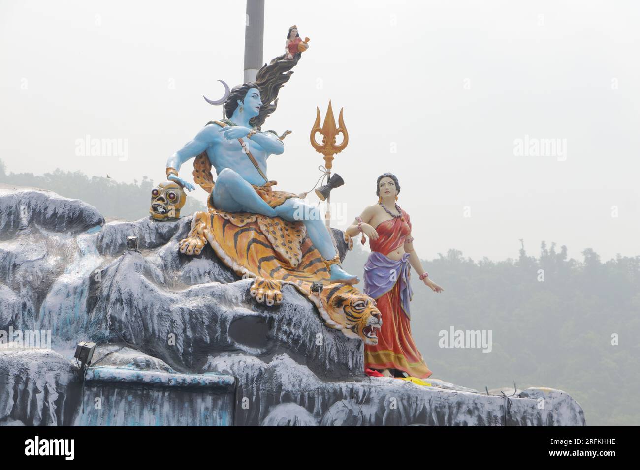 Shiva Rishikesh Statue géante du Seigneur Shiva et Parvati à Triveni Ghat, Rishikesh ...