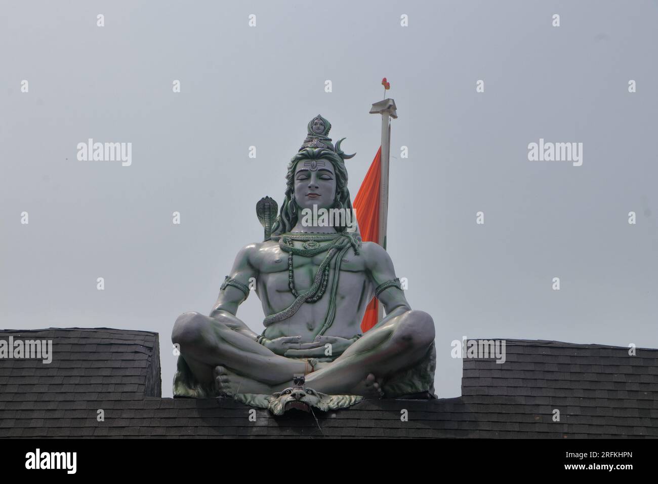 Statue hindoue Adiyogi Shiva. Immense statue du Seigneur Shiva à l'entrée de Triveni Ghat, Rishikesh. Shiva dans la posture du yoga en méditant. Banque D'Images