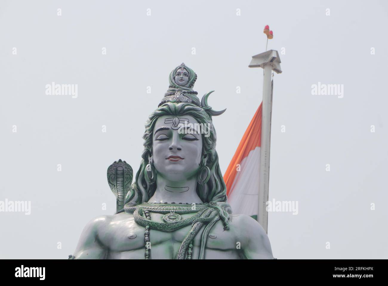 Statue hindoue Adiyogi Shiva. Immense statue du Seigneur Shiva à l'entrée de Triveni Ghat, Rishikesh. Shiva dans la posture du yoga en méditant. Banque D'Images