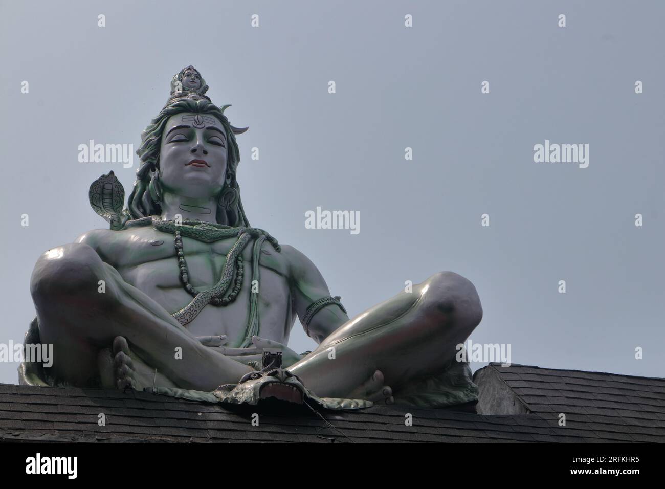 Statue hindoue Adiyogi Shiva. Immense statue du Seigneur Shiva à l'entrée de Triveni Ghat, Rishikesh. Shiva dans la posture du yoga en méditant. Banque D'Images