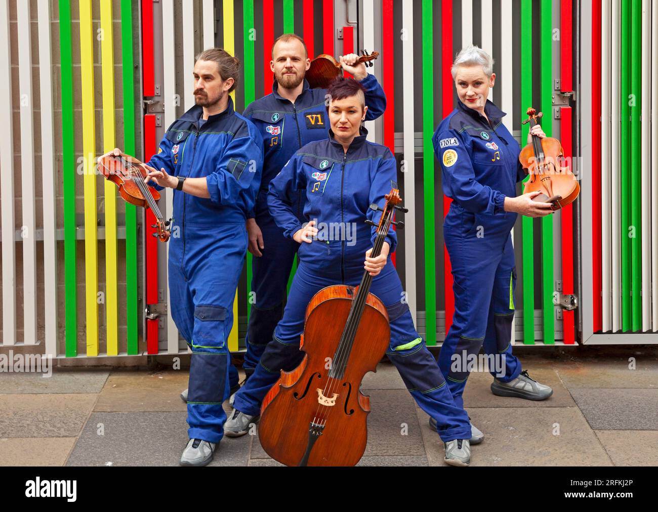 Chuckie Pend, escalier coloré, Édimbourg, Écosse, Royaume-Uni. 4 août 2023. Le quatuor à cordes Bowjangles redéfinit la façon dont nous pensons à la musique classique dans leur horreur épique et leur câpre de science-fiction, Dracula in Space. Le quatuor primé pose avec ses instruments dans ce cadre coloré et attirant l'attention, montrant que la musique classique est un peu plus excitante que la plupart ne le pensent. Ils associent musique, théâtre et comédie d'une manière vraiment unique. Crédit : Awhite/alamy Live News. Banque D'Images