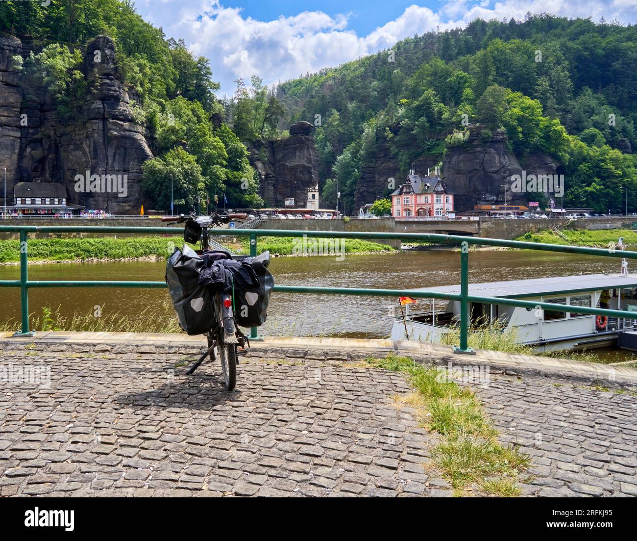 Vélo avec sacoches sur une plate-forme avec une vue sur l'Elbe au village tchèque de Hrensko, République tchèque tour à vélo Banque D'Images