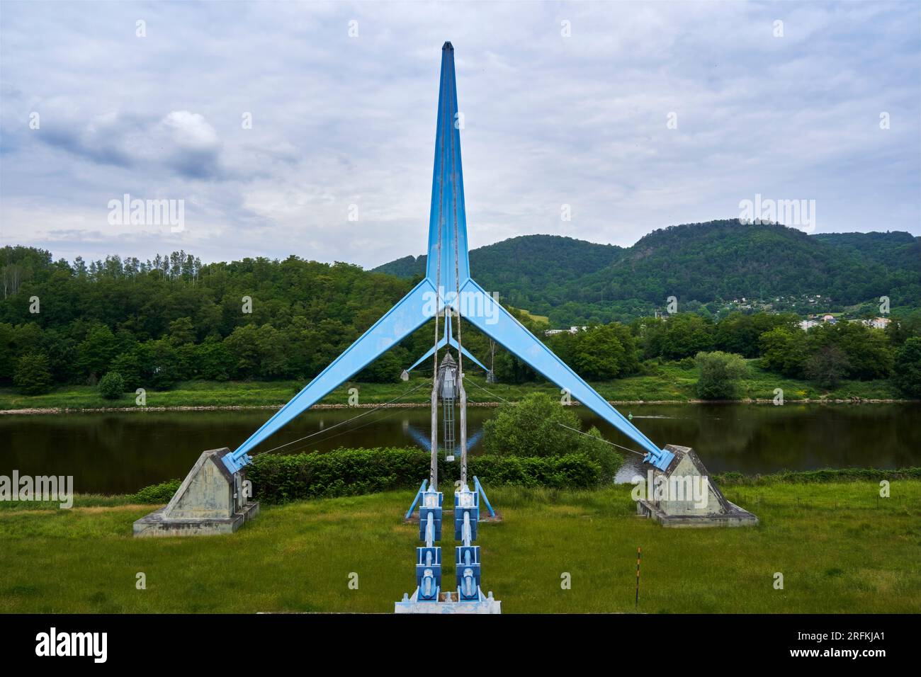 Supports bleus en forme d'étoile d'un pont de tuyau sur l'Elbe en République tchèque Banque D'Images