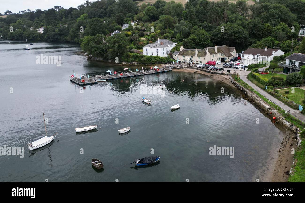 Une vue drone de Pandora Inn, Restronguet Hill, Creek, Falmouth, Cornwall. Dimanche 30 2023 juillet. Banque D'Images