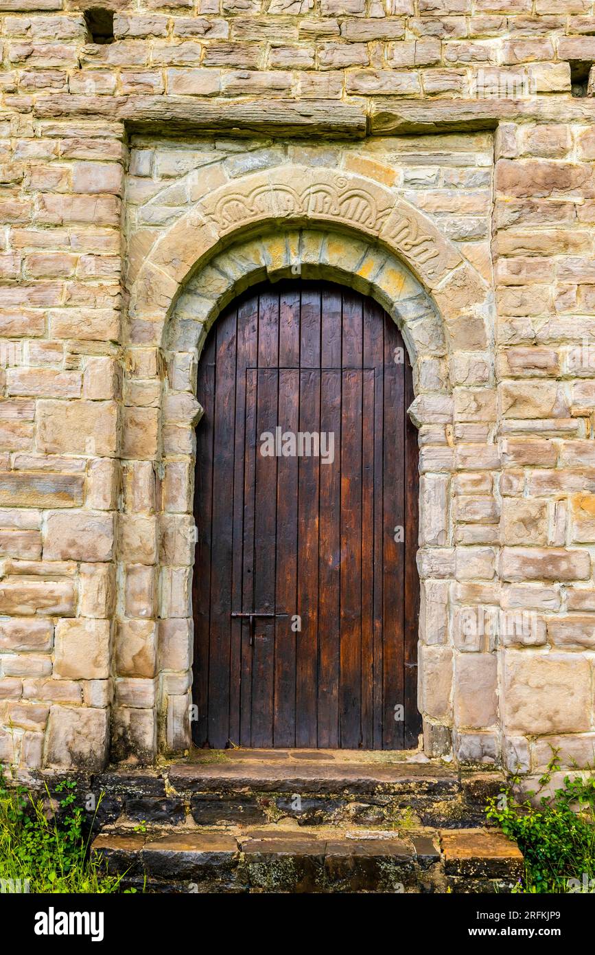 Portail de l'église mozarabe-romane de San Juan de Busa (route des églises de Serralbo), Pyrénées aragonaises, Espagne. Banque D'Images