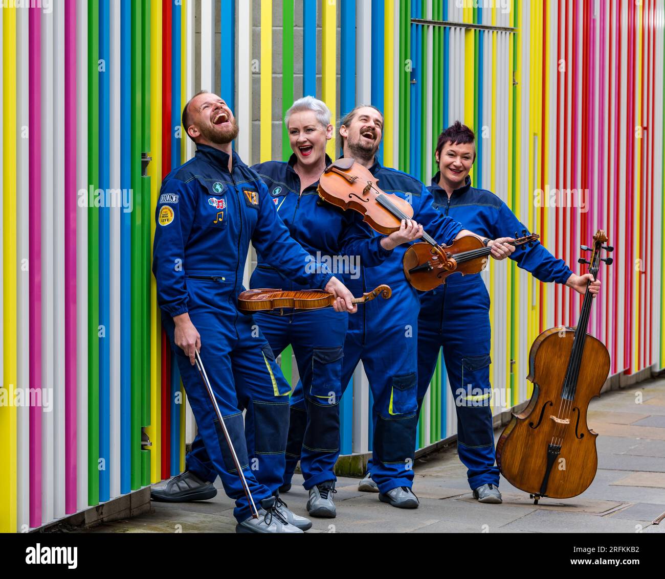 Édimbourg, Écosse, Royaume-Uni, 4 août 2023. Edinburgh Festival Fringe : Quartet à cordes Bowjangles joue de la musique classique dans leur spectacle Dracula in Space. Les artistes Fringe à Chuckie Pend avec leurs instruments à cordes. Crédit : Sally Anderson/Alamy Live News Banque D'Images