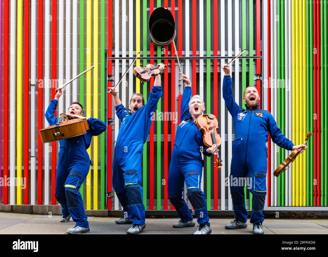 Édimbourg, Écosse, Royaume-Uni, 4 août 2023. Edinburgh Festival Fringe : Quartet à cordes Bowjangles joue de la musique classique dans leur spectacle Dracula in Space. Les interprètes de Fringe se produisent à Chuckie Pend avec leurs instruments à cordes. Crédit : Sally Anderson/Alamy Live News Banque D'Images