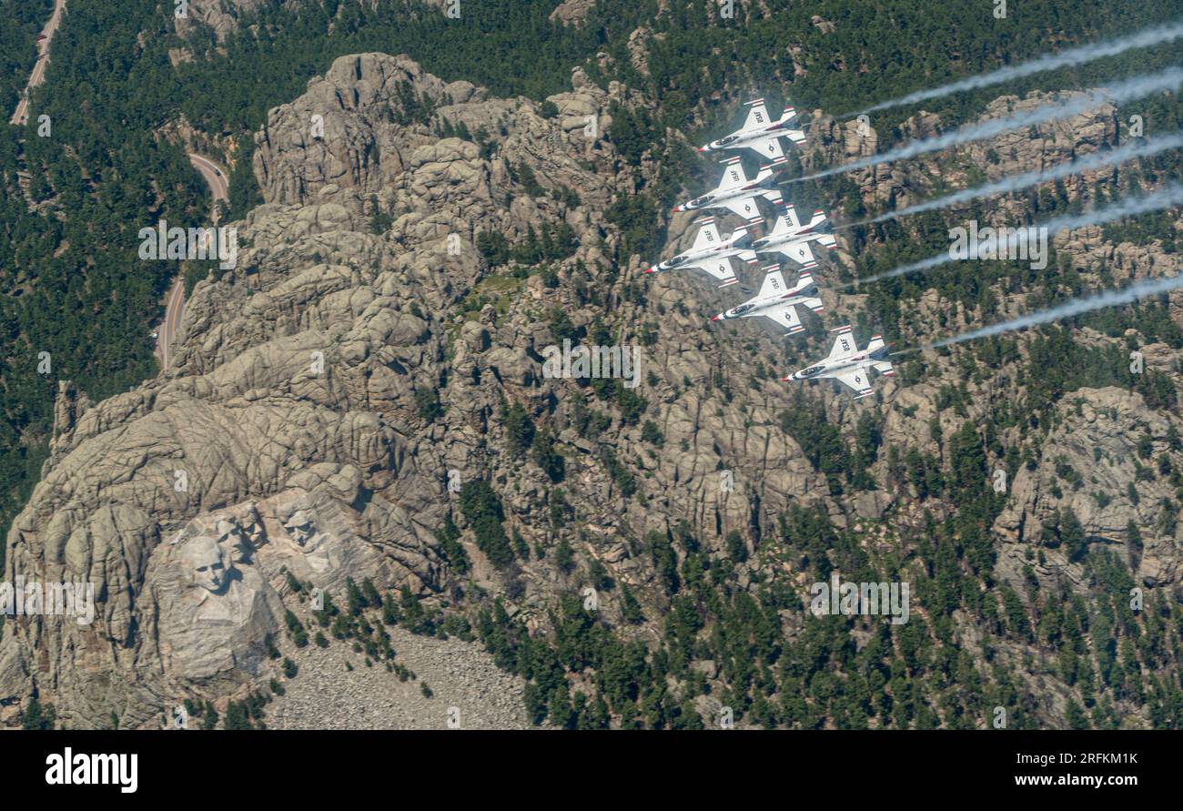 Keystone, États-Unis. 31 juillet 2023. Les Thunderbirds de l'escadron de démonstration aérienne de l'US Air Force survolent le monument commémoratif national du Mont Rushmore à leur retour d'un spectacle aérien à Sioux Falls, le 31 juillet 2023 près de Keystone, Dakota du Sud. Crédit : SSgt. Dakota carter/US Air Force/Alamy Live News Banque D'Images