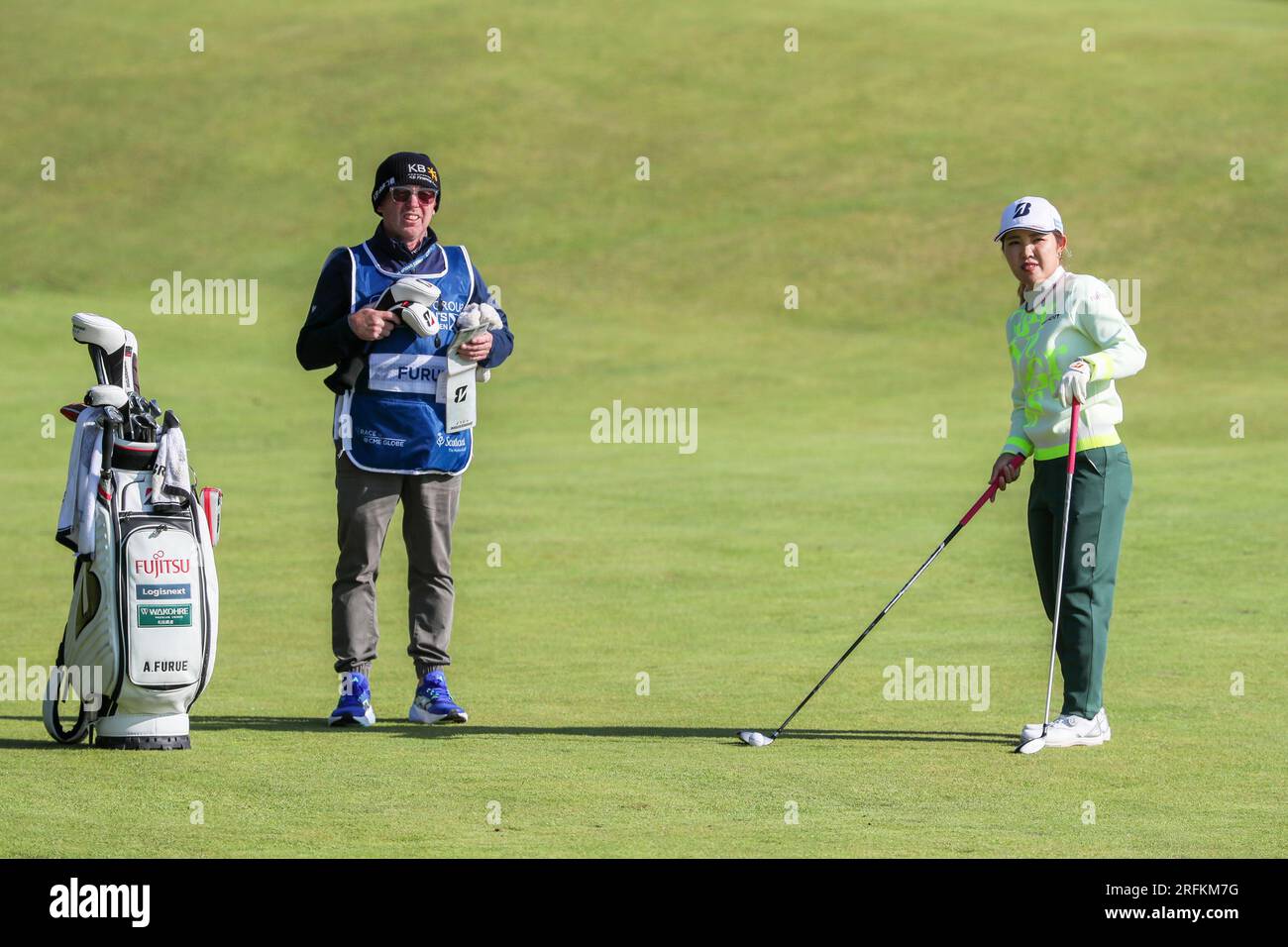 Irvine, Royaume-Uni. 04 août 2023. La deuxième journée du Trust Golf Women's Scottish Open Tournament au Dundonald Links Golf course, près d'Irvine, Ayrshire, Écosse, Royaume-Uni a vu les 145 compétiteurs jouer dans des conditions ensoleillées avec une brise modérée. Ayaka Furue sur le 17e fairway. Crédit : Findlay/Alamy Live News Banque D'Images