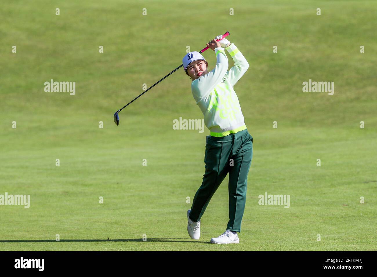 Irvine, Royaume-Uni. 04 août 2023. La deuxième journée du Trust Golf Women's Scottish Open Tournament au Dundonald Links Golf course, près d'Irvine, Ayrshire, Écosse, Royaume-Uni a vu les 145 compétiteurs jouer dans des conditions ensoleillées avec une brise modérée. Ayaka Furue jouant sur le 17e fairway. Crédit : Findlay/Alamy Live News Banque D'Images