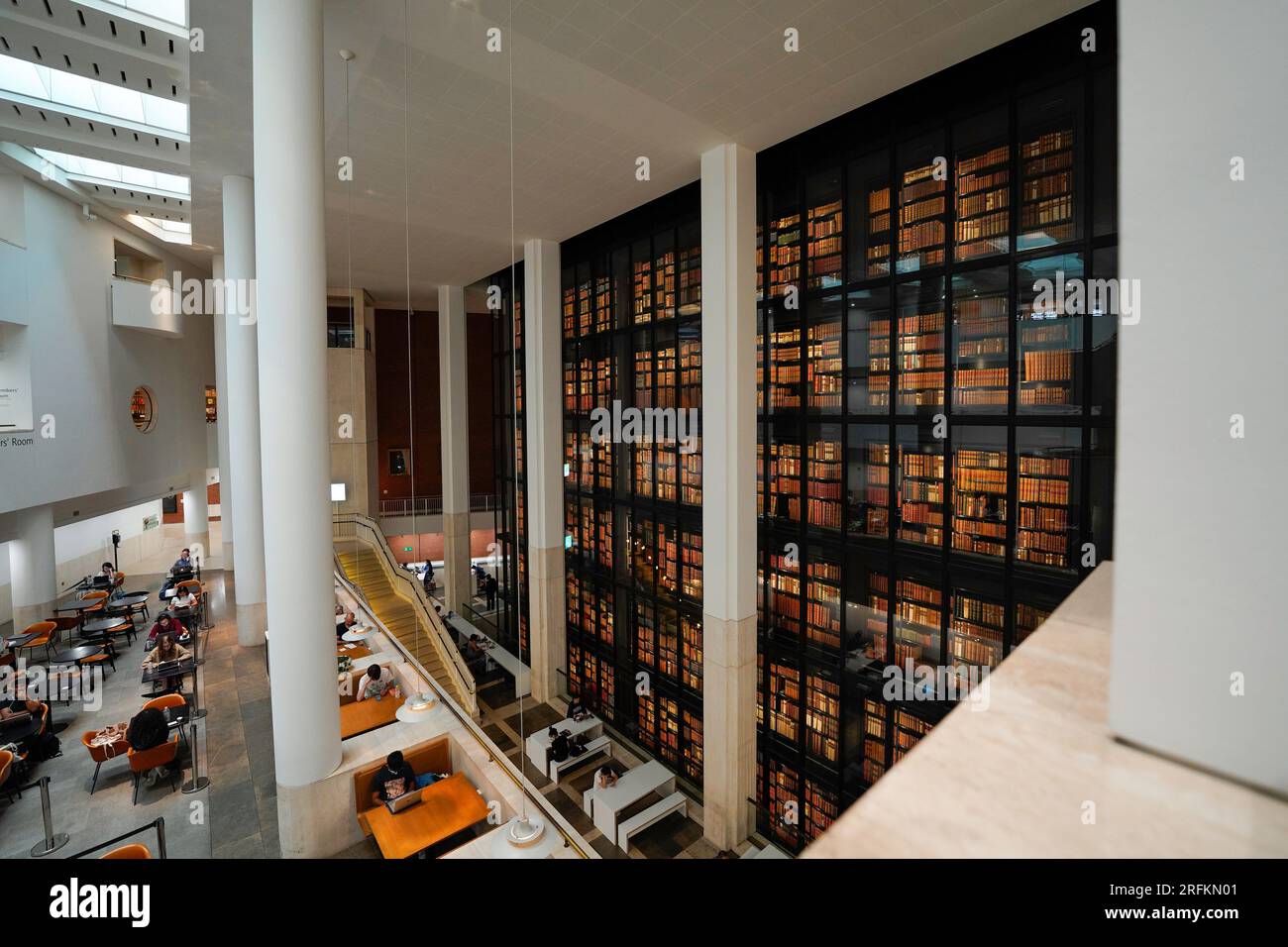 Londres, Angleterre, Royaume-Uni - 31 juillet 2022. Intérieur de la London British Library avec étagères à livres du sol au plafond, mur de livres, café et lecture des gens. Banque D'Images
