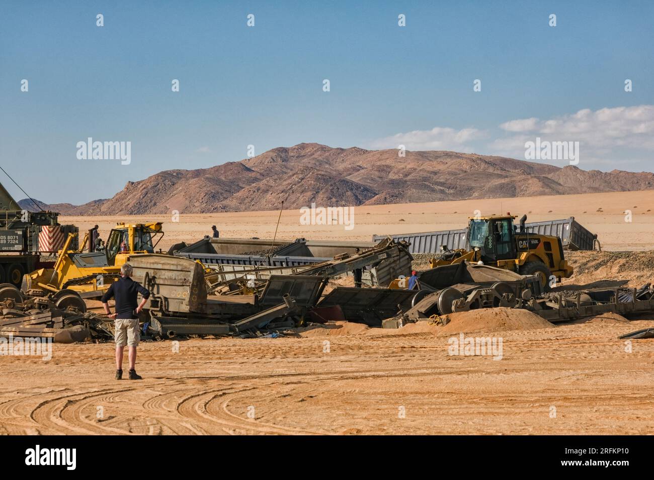 Nettoyage du site d'un accident de train dans le désert du Namib près de la gare de Garub Banque D'Images