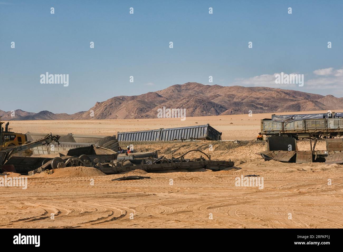 Nettoyage du site d'un accident de train dans le désert du Namib près de la gare de Garub Banque D'Images