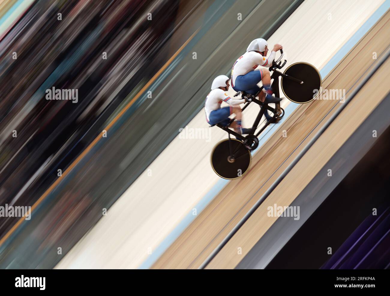 Neil Fachie et Matthew Rotherham de Grande-Bretagne dans la course de qualification contre la montre B 1 km hommes lors de la deuxième journée des Championnats du monde de cyclisme UCI 2023 au Sir Chris Hoy Velodrome, Glasgow. Date de la photo : Vendredi 4 août 2023. Banque D'Images