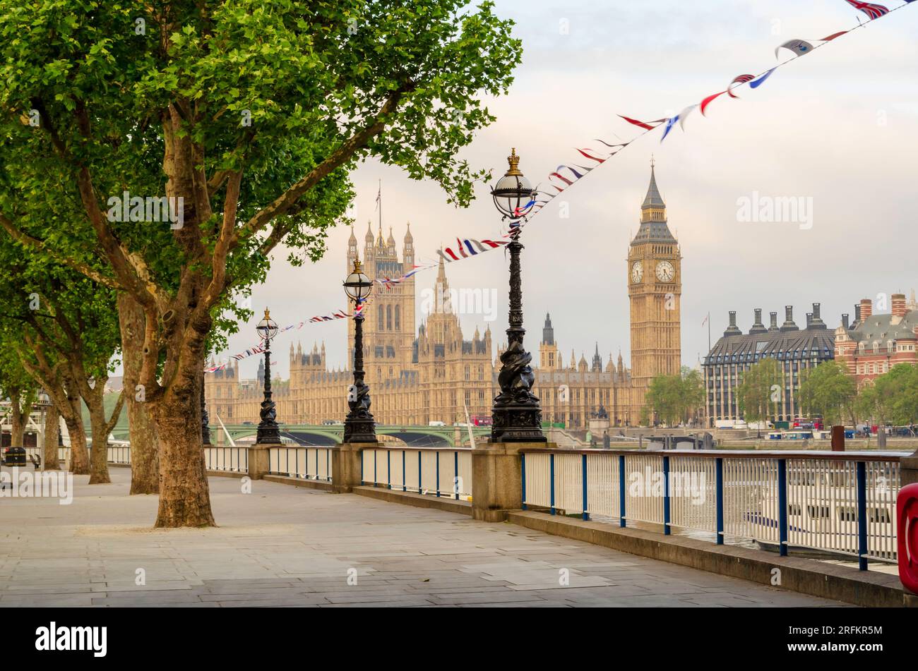 Vue panoramique sur le paysage urbain de Londres, Palais de Westminster, chambres du Parlement avec Elizabeth Tower, Big Ben Clock Tower. Lever du soleil depuis la Tamise Boardwalk. Banque D'Images