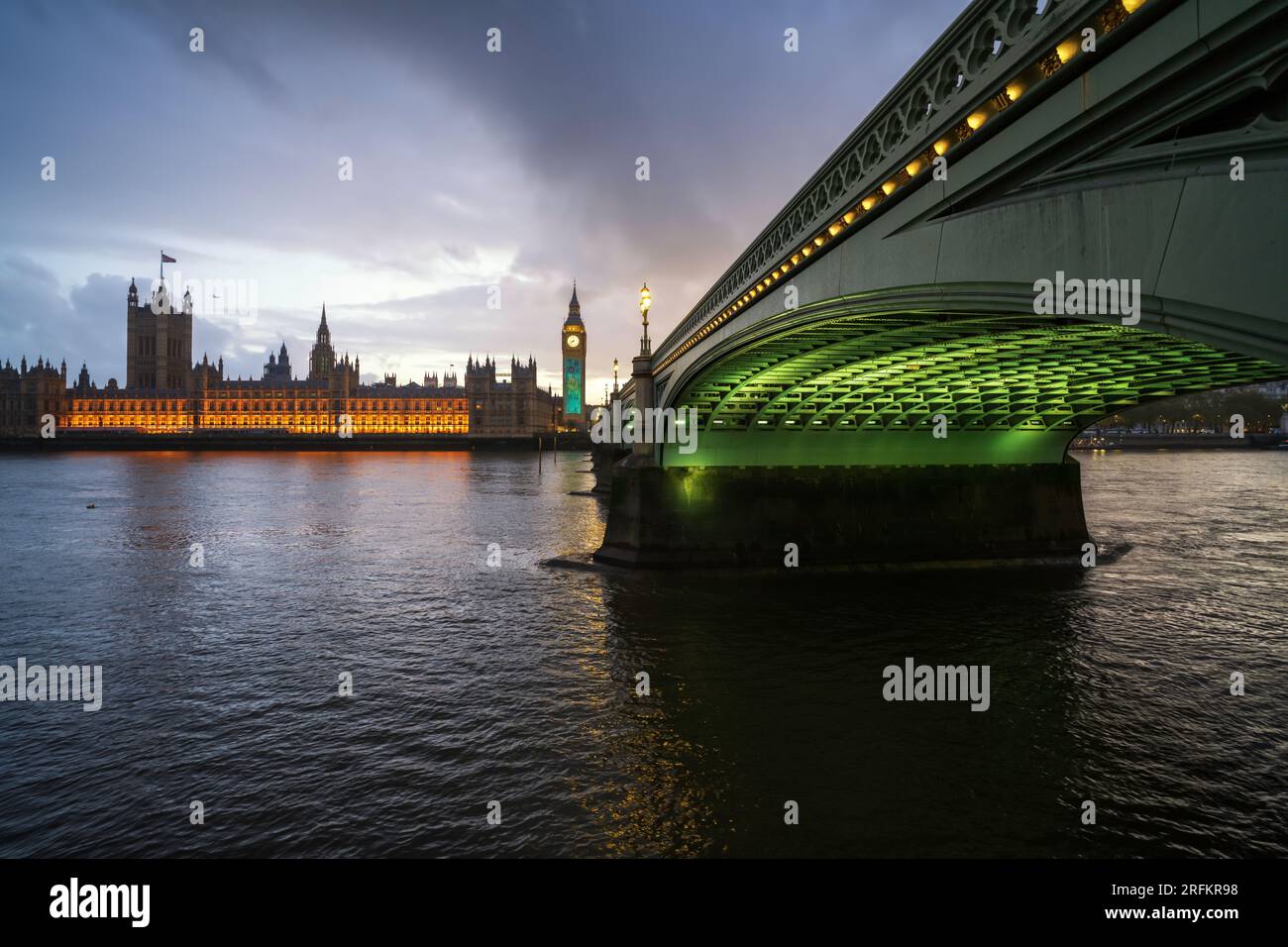 Paysage urbain londonien de Westminster Bridge, Palais, Parlement avec le sceau du couronnement du roi Charles III, logo sur la tour Elizabeth, tour de l'horloge Big Ben Banque D'Images